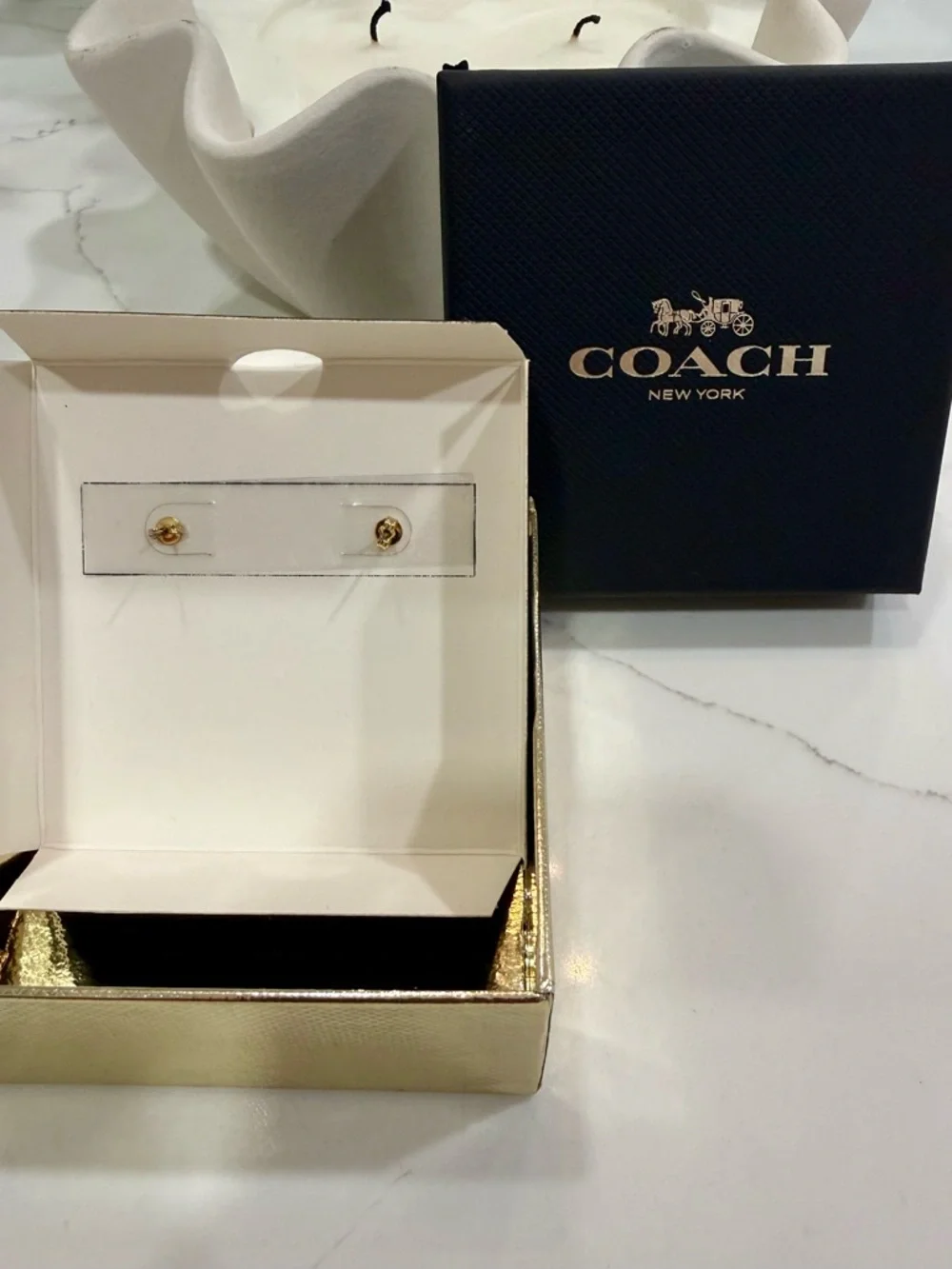 COACH Semi-precious Rose
Quartz Heart Drop gold-tone
Signature C link Earrings - Picture 4 of 6